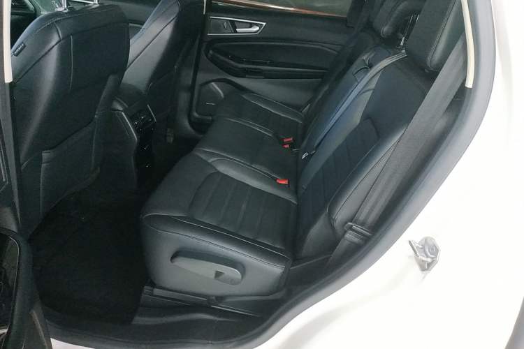 Used Ford Edge 2018 EcoBoost 245 Two-Wheel-Drive Platinum Edition 5 Seats
