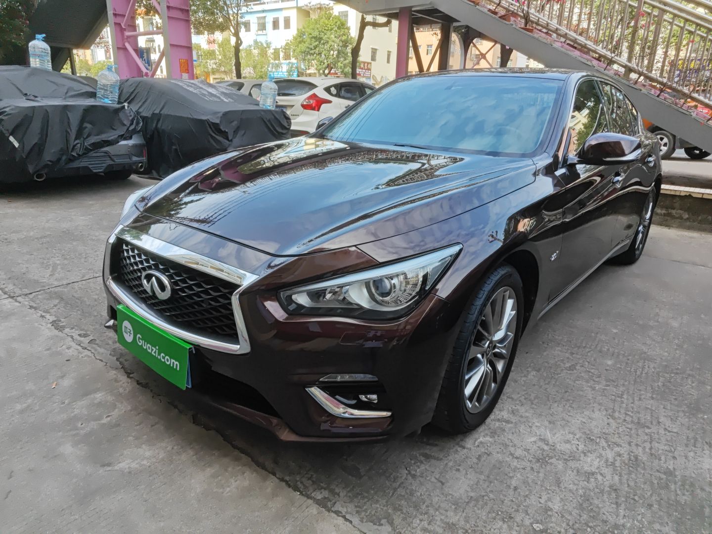 تحت مقدمة السيارة