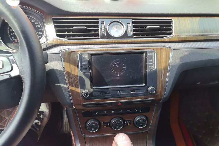 Used Volkswagen Passat 2017 330TSI DSG Luxury Edition Audio And AC Panel