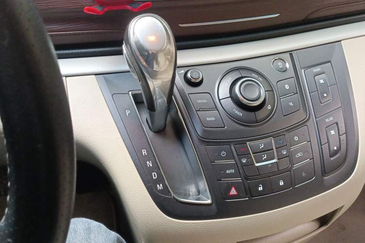 Used Buick GL8 2018 28T Luxury Model China VI Standard Gear Lever