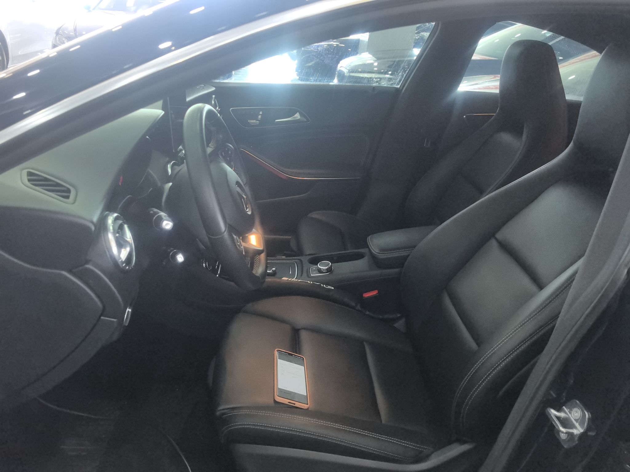 Переднее сиденье в автомобиле