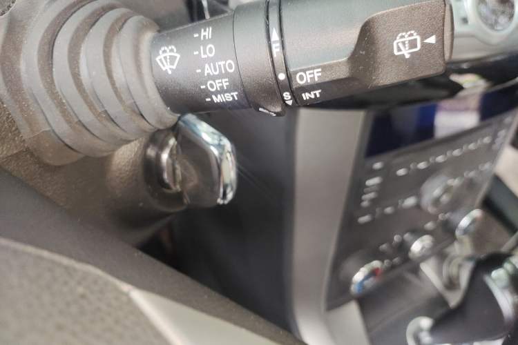 Used Chevrolet Captiva 2015 2.4L 4x4 Flagship Edition 7-Seater
