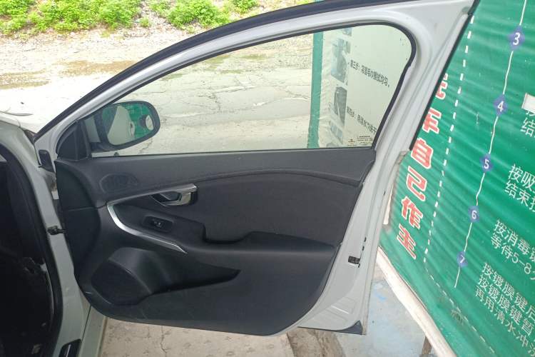 Used Volvo V40 2014 2.0T Zhiyi Version
