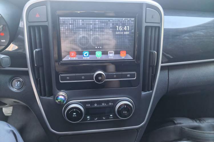 Used BYD Song MAX 2017 1.5T Manual Smart Connect Luxury 7-Seater Audio And AC Panel