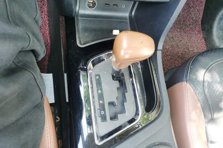Used Soueast DX7 2015 1.5T Automatic Luxury Model Gear Lever