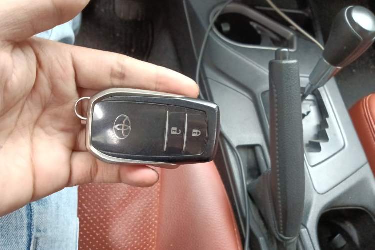 Used Toyota RAV4 2016 2.0L CVT Two-Wheel Drive Fashion Edition China V Standard Vehicle Key