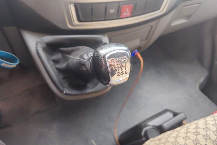 Used Dongfeng Yufeng 2021 2.3T V9 Logistics Vehicle Long Wheelbase Mid-Roof Design 6-9 Seats China V Emission Standard WP2.3 Gear Lever