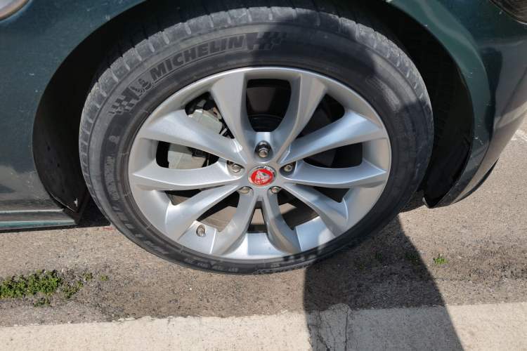 Used Jaguar XF 2016 XF 2.0T Two-Wheel-Drive R-Sport Sport Edition Right Front Wheel Hub
