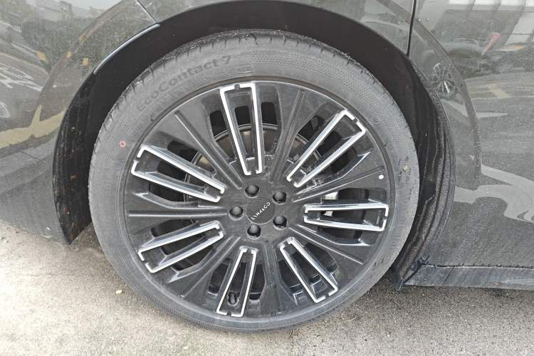 Used Lynk & Co 10 EM-P 2025 Model 240 All-Wheel Drive Ultra—Sport Edition Exterior 5