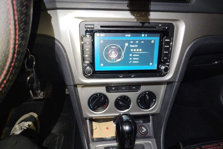 Used Volkswagen Lavida 2013 Revised Classic 1.6L Automatic Fashion Edition Audio And AC Panel