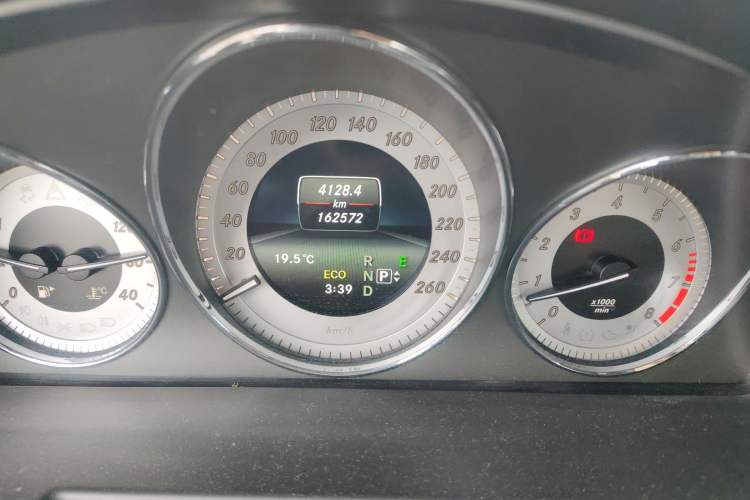 Used Mercedes-Benz GLK-Class 2015 GLK 260 4MATIC Dynamic Edition Ultimate Version Odometer Close Up