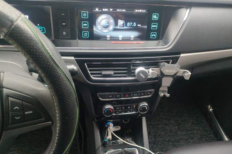 Used CHANGAN KAICHENG Oushang A600 2016 1.5L Manual Luxury 7-Seater Audio And AC Panel