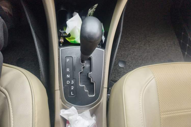 Used Hyundai Verna (older generation) 2014 1.4L Automatic Smart GLS Gear Lever