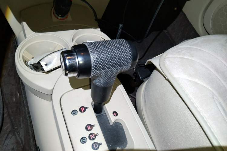 Used Volkswagen Beetle 2010 2.0 BlackOrange Comfort Edition Gear Lever