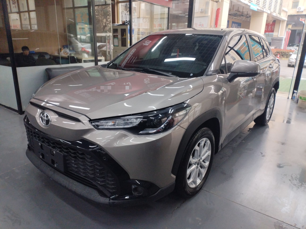 تحت مقدمة السيارة