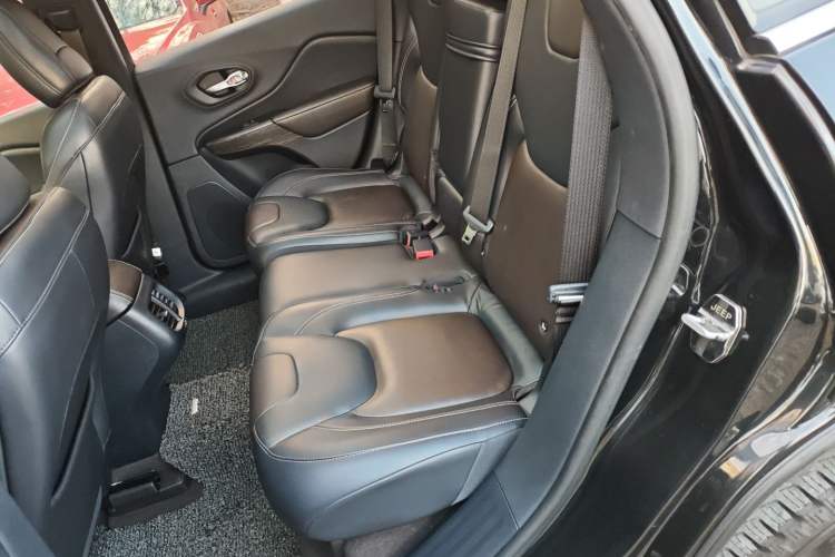 Used Jeep Cherokee 2016 2.4L Professional Smart Version
