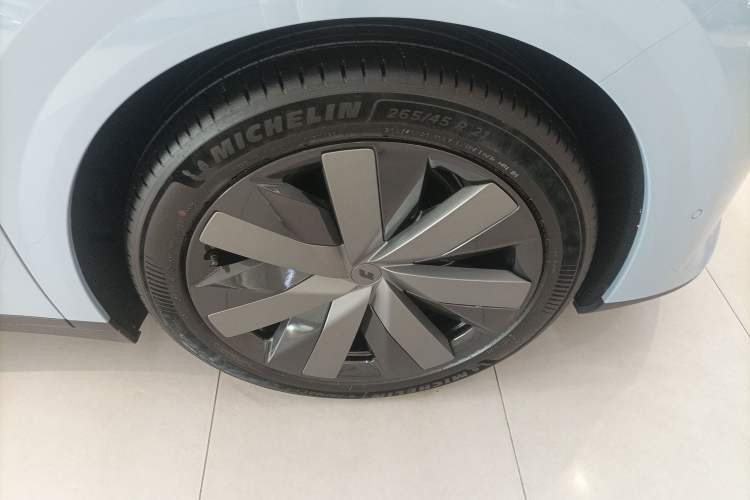 Used Li Auto i8 2025 Model Standard Version Right Rear Wheel Hub