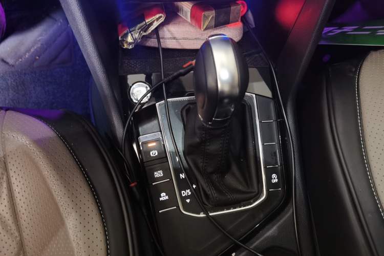 Used Volkswagen Tharu 2023 300TSI Two-Wheel-Drive Full Moon Edition Gear Lever