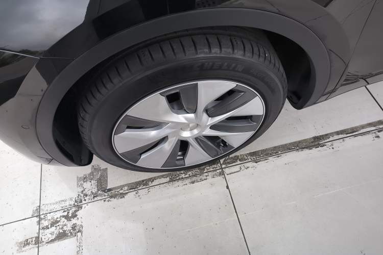 Used Tesla Model Y 2023 Long-Range All-Wheel-Drive Version