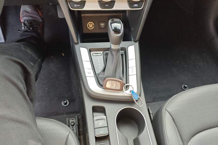 Used Hyundai Elantra (6th Generation / Lingdong) 2019 1.5L CVT ZhiXuan – Elite Version Gear Lever