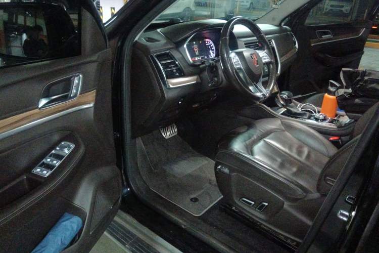 Used Roewe RX8 2018 30T Smart Connectivity All-Wheel Drive Supreme Edition
