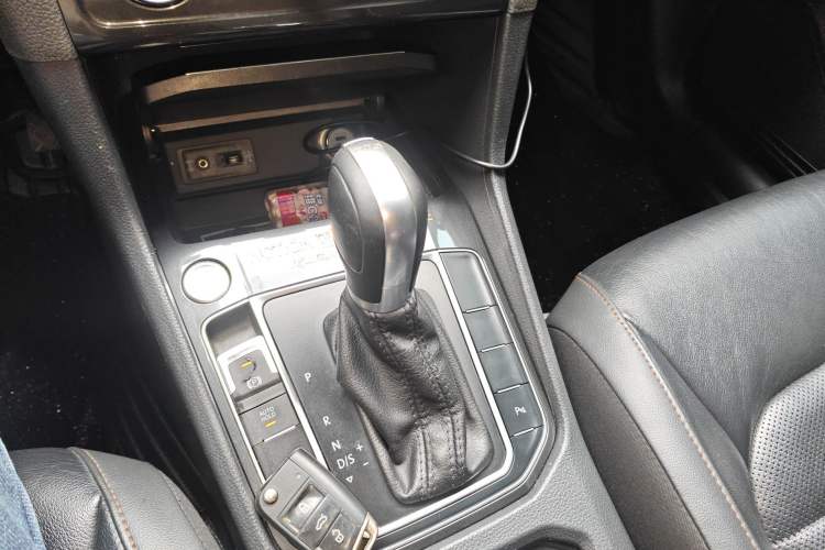 Used Volkswagen Golf Sportsvan 2016 280TSI Automatic Luxury Model Gear Lever