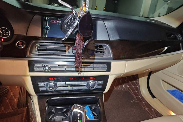 Used BMW 5 Series 2011 523Li Luxury Model Audio And AC Panel