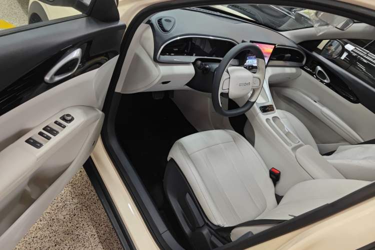 Used Geely Galaxy Geome 2025 410 km Free Version