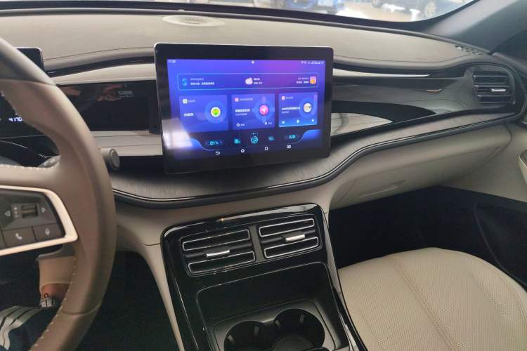 Used BYD Qin PLUS 2024 HONOR Edition DM-i 55KM Leading Model Center Console