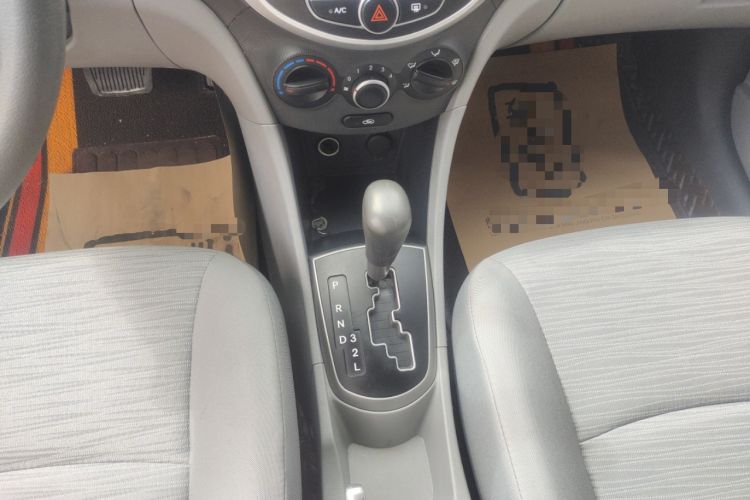 Used Hyundai Verna (older generation) 2014 1.4L Automatic Smart GLS Gear Lever