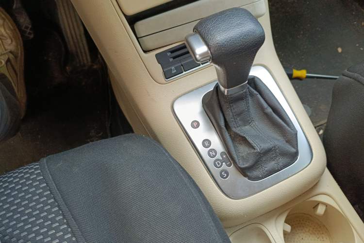 Used Volkswagen Tiguan 2010 1.8 TSI Automatic Two-Wheel Drive Urban Edition Gear Lever