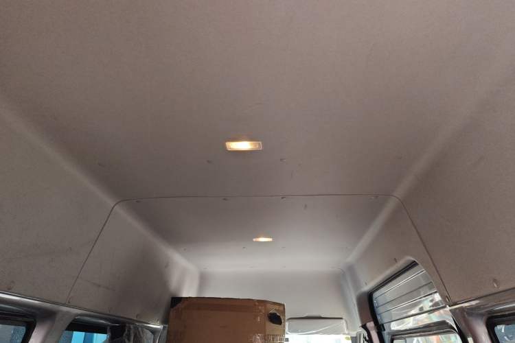 Used JMC Fushun 2025 2.0T 8AT Diesel Mid-Roof Mid-Height Commercial Multi-Purpose 7-Seater Passenger Vehicle