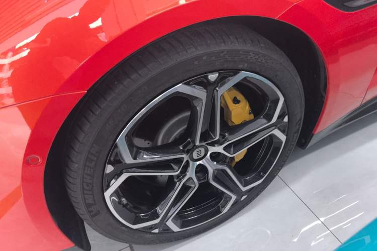 Used Xiaomi Auto SU7 2024 Four-Wheel Drive Ultra-Long Range Advanced Intelligent Driving Max Edition Left Front Wheel Hub