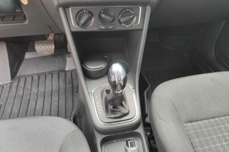 Used Volkswagen Polo 2014 1.6L Automatic Comfort Edition Gear Lever