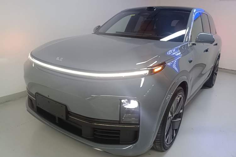Li Auto L8 2025 Max Smart Refresh Edition مستعملة