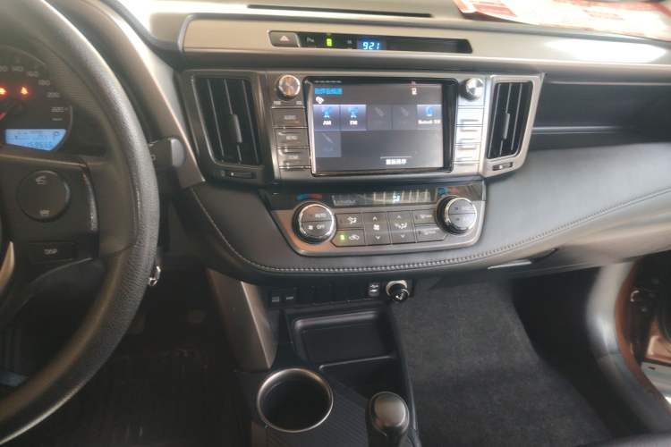 Used Toyota RAV4 2015 2.0L CVT Two-Wheel Drive Fashion Edition