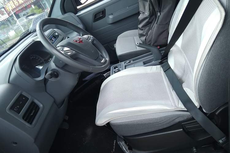 Used Wuling Yangguang 2024 300KM Comfort Version Passenger Van 75kW
