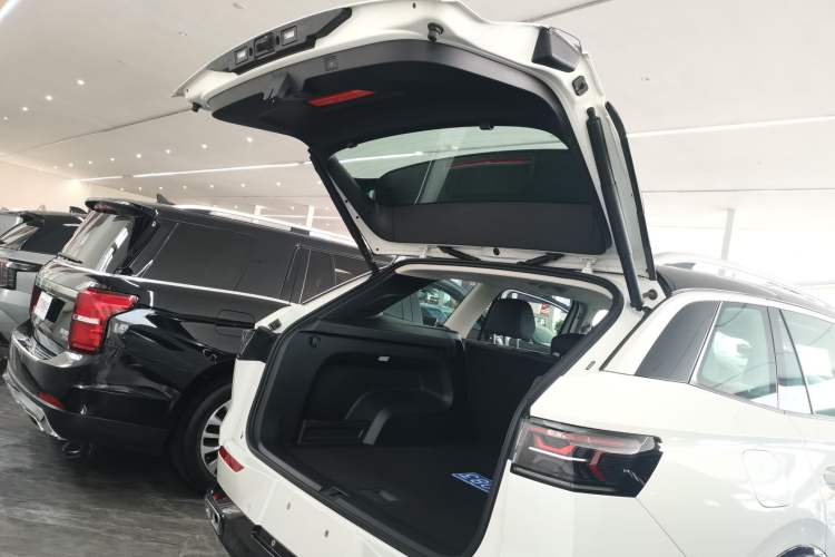 Used Volkswagen Tavendor 2023 380TSI Four-Wheel Drive R-Line Cruise Edition Trunk