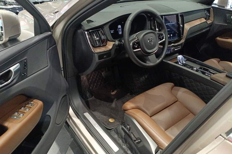 Used Volvo XC60 2024 B5 4x4 Smart Luxury Edition Driver Seat