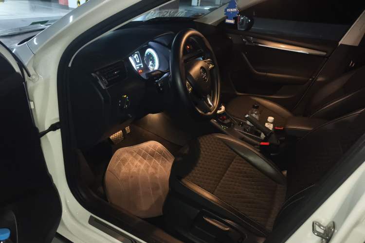 Used Skoda Octavia 2019 TSI280 DSG Luxury Edition Station Wagon China VI Standard Driver Seat