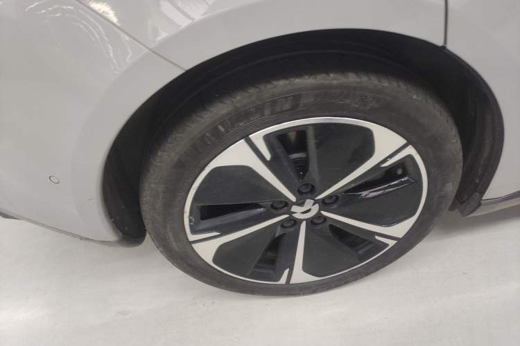 Used Nio ET5T 2023 75 kWh Touring Right Rear Wheel Hub