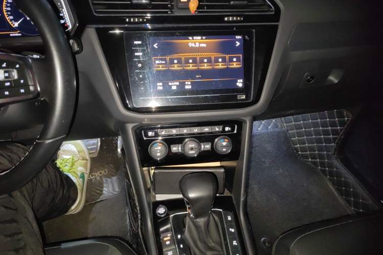 Used Volkswagen Tiguan L 2021 330TSI Automatic Two-Wheel Drive R-Line Enhanced Edition Audio And AC Panel