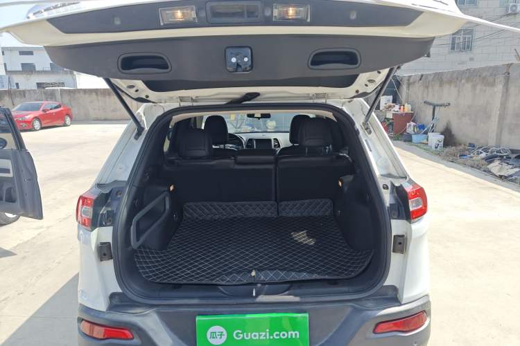 Used Jeep Cherokee 2016 2.0L Superior Edition
