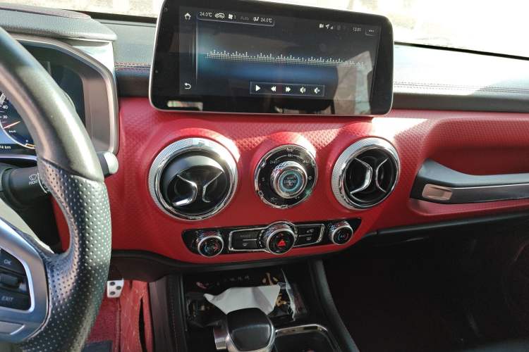 Used BAIC Off-Road BJ40 2018 PLUS 2.3T Automatic Four-Wheel Drive Flagship Version China V Emission Standard Audio And AC Panel