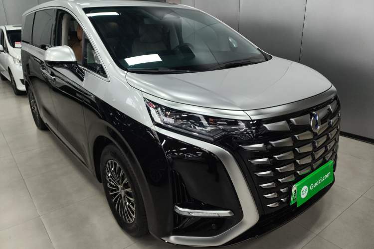 Used Denza D9 2024 DM-i 980 Four-Wheel Drive Prestige Model Front Right 45 Deg