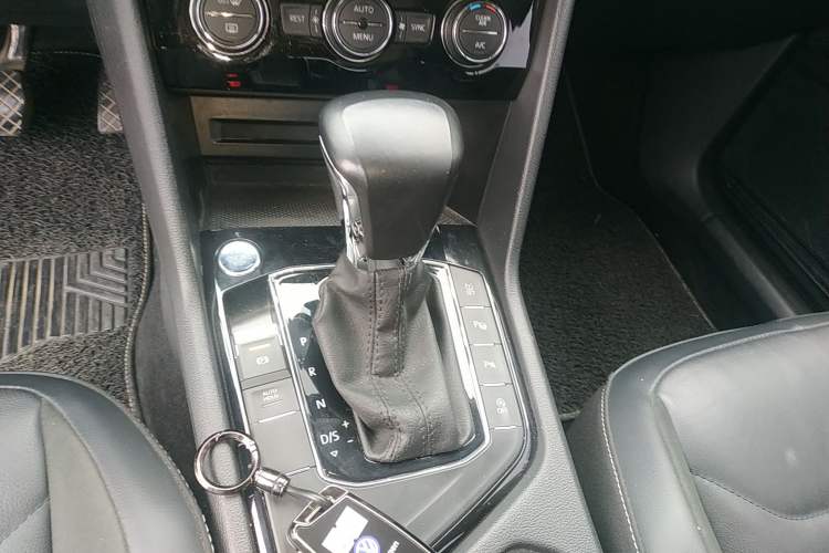 Used Volkswagen Tiguan L 2019 Revised 330TSI Automatic Two-Wheel Drive Smart & Luxury Edition China VI Standard
