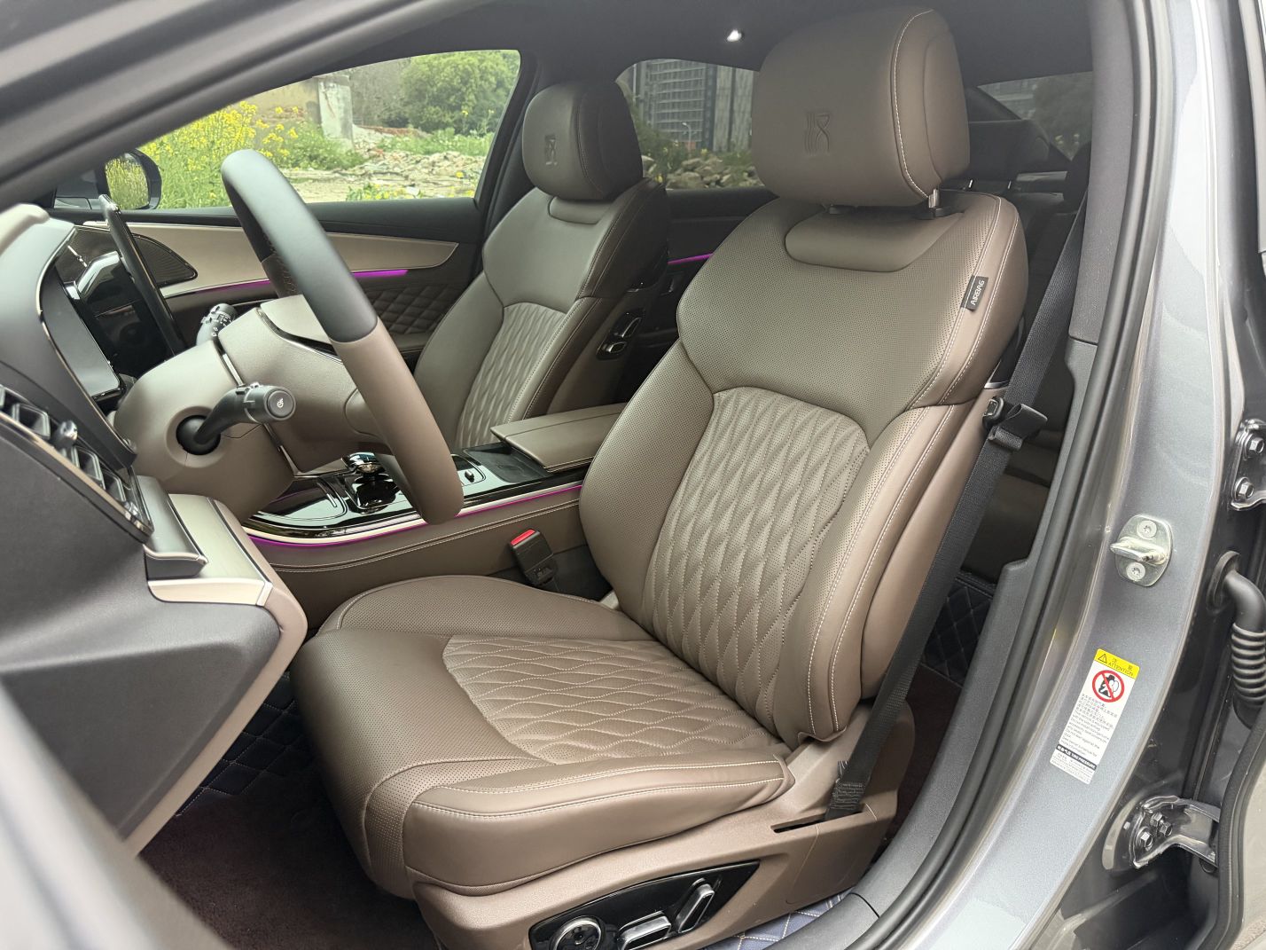 Переднее сиденье в автомобиле