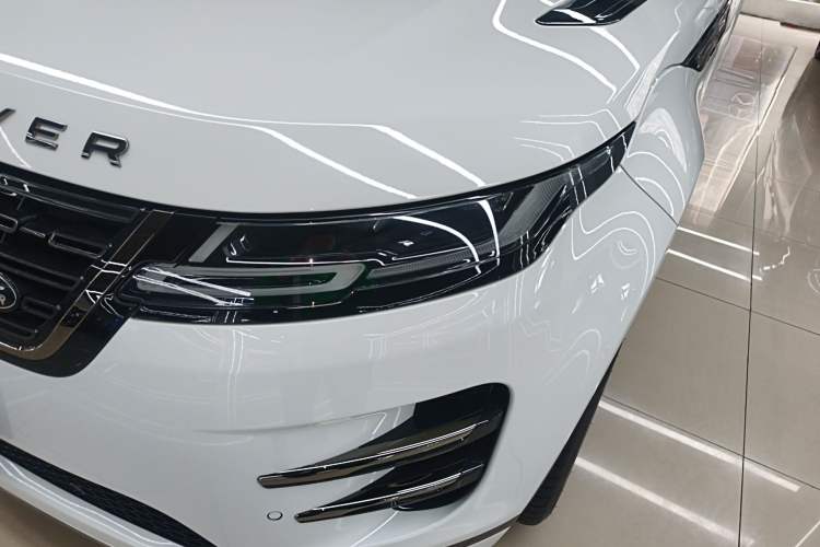 Used Land Rover Range Evoque 2024 Aurora L 249 PS Prestige Light-Chasing Edition
