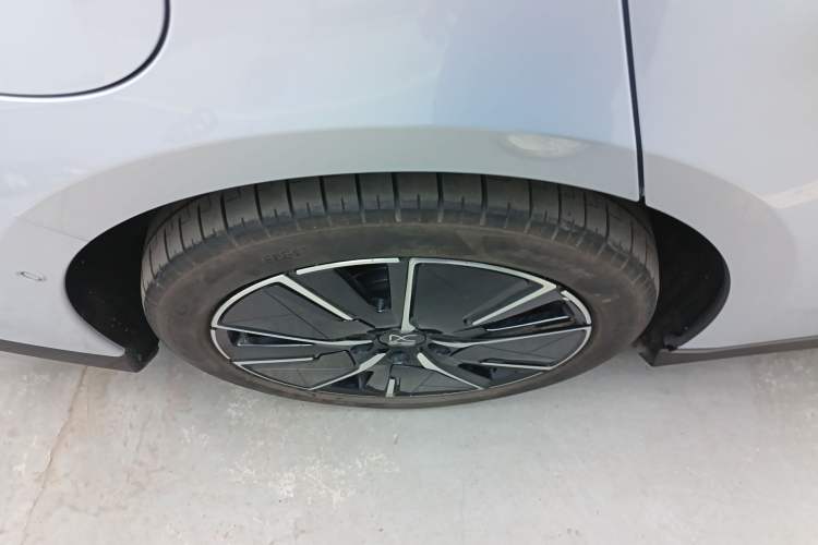 Used BYD Han L 2025 EV 701KM LiDAR Deluxe Edition Right Rear Wheel Hub