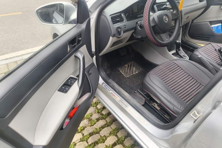 Used Skoda Rapid 2015 1.6L Automatic Smart Selection Model